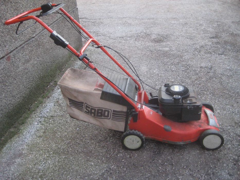 Самоходна бензинова четиритактова косачка с два ножа марка SABO