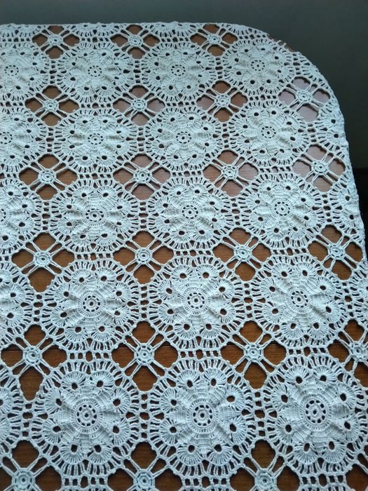 Продавам покривка плетена на една кука 160 х130 см