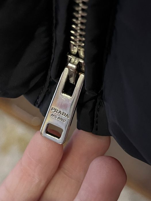 Дълго яке Prada.