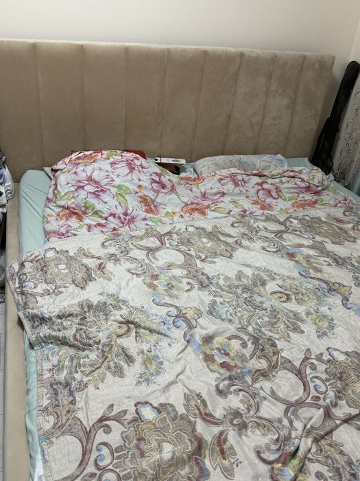 Продам 2х спальную кровать с матрасами