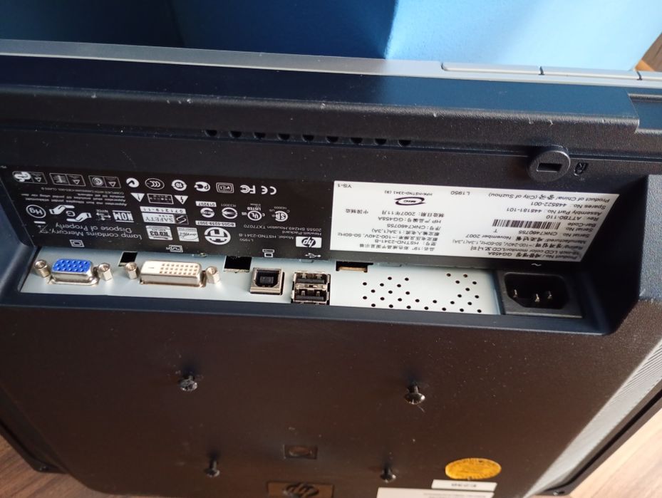 Монитор HP със стойка