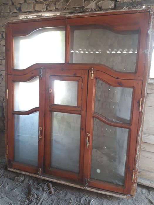 Терезе ағаштан жасалған