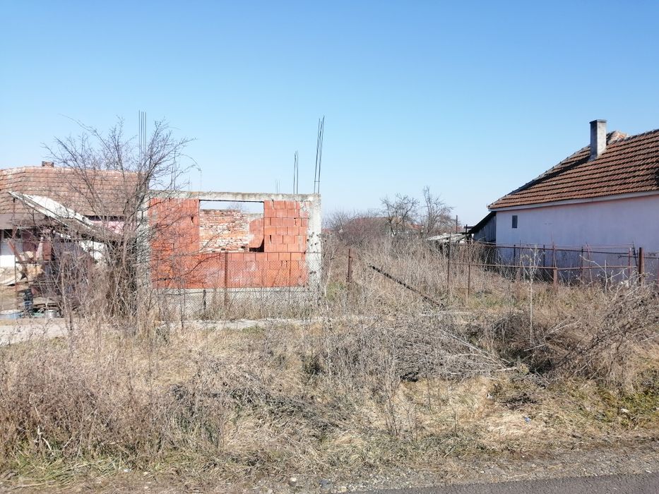 Vând teren în Lazuri cu construcție