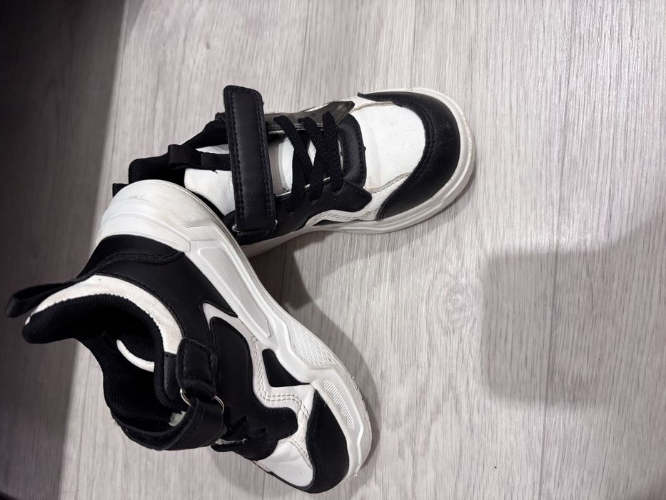 Кроссовки детские 28р