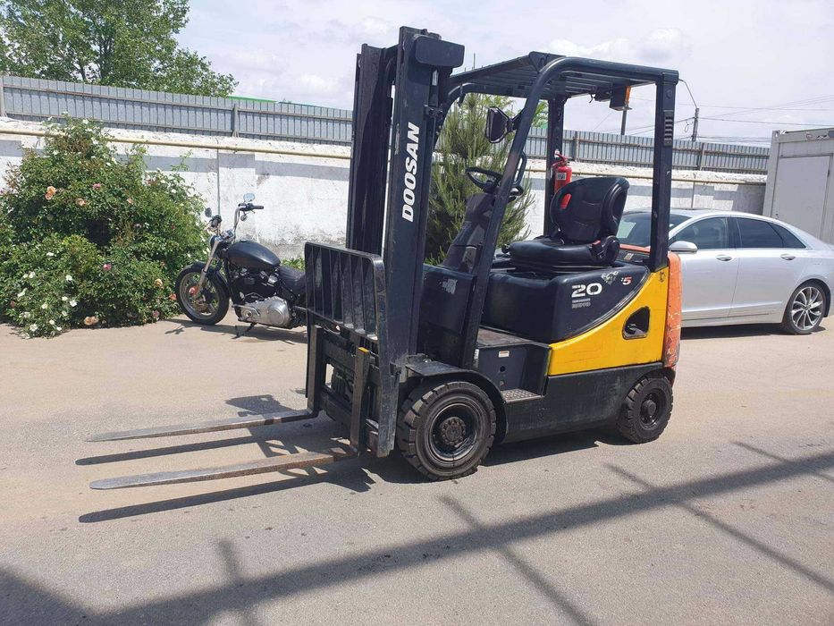 Motostivuitor Doosan 2.0 tone motor Diesel translatie laterala, duplex