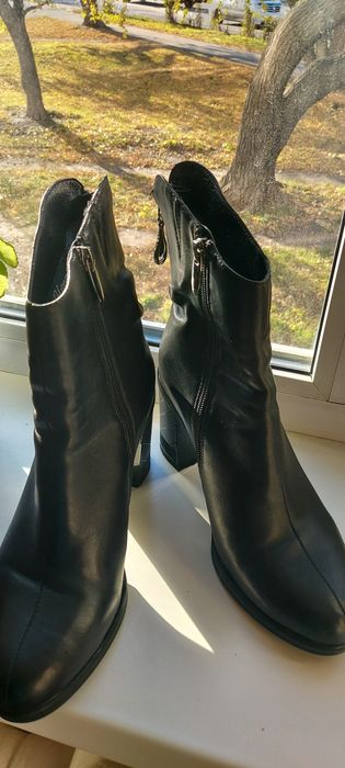 Продам женские ботинки