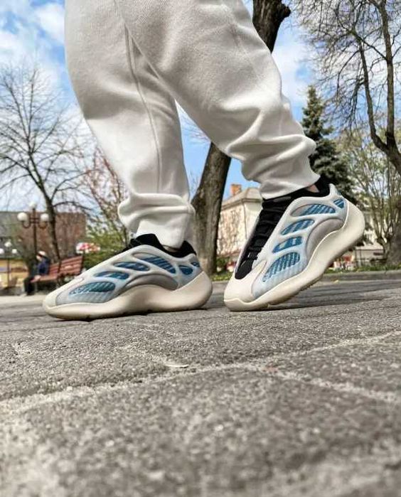 Топовые кроссовки Yeezy 700 v3