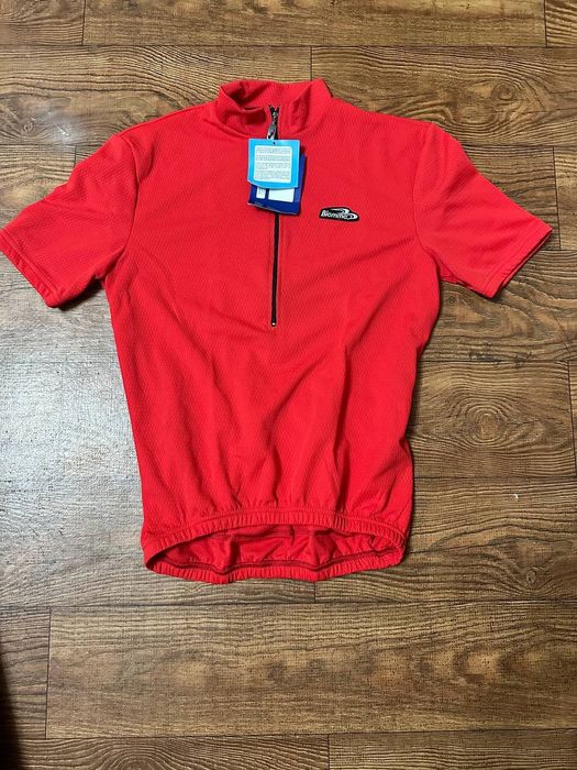 Джерси имеются в двух размерах S и L