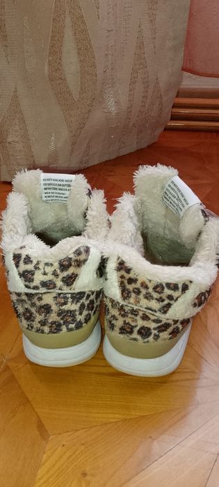 Кроссовки New Balance с леопардовым принтом.
