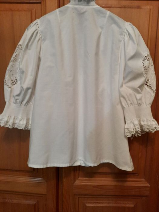 Deosebita bluza tiroleza cu broderie mărimea 48-50
