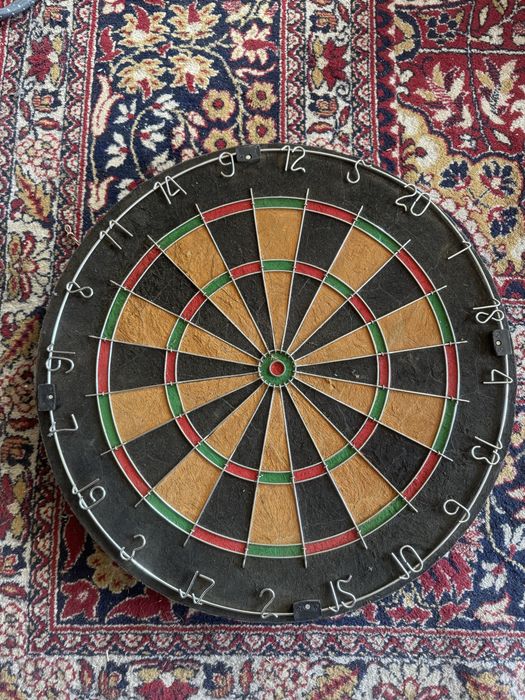 Оригинален дартс от едтествен косъм. 2 комплекта стрели, които са чисто нови