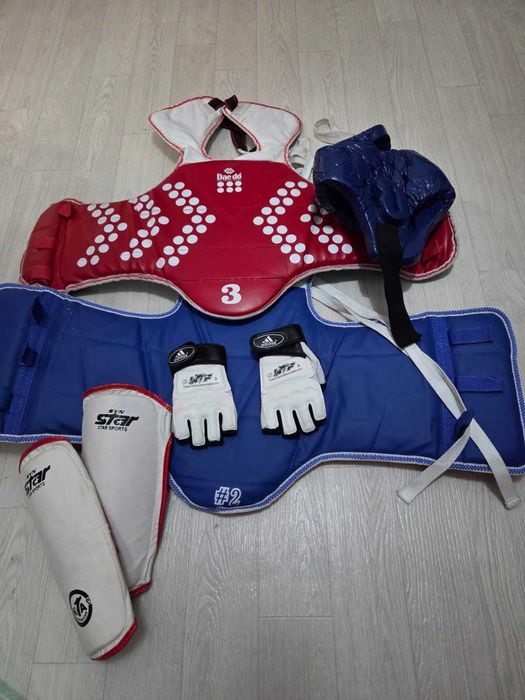 Кимоно, шлем, латы для тхэквондо