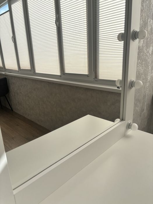 Визажный стол с зеркалом