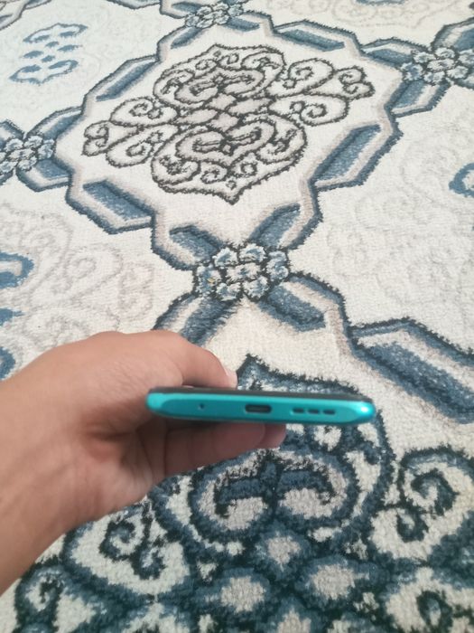 Telefon sotiladi  :holati yahshi chihol yoki bromni plionka