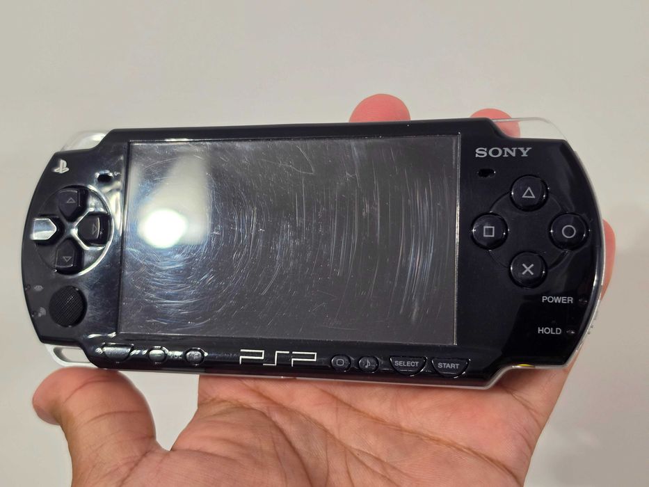 PSP 2004 modat cu card 32GB complet la cutie