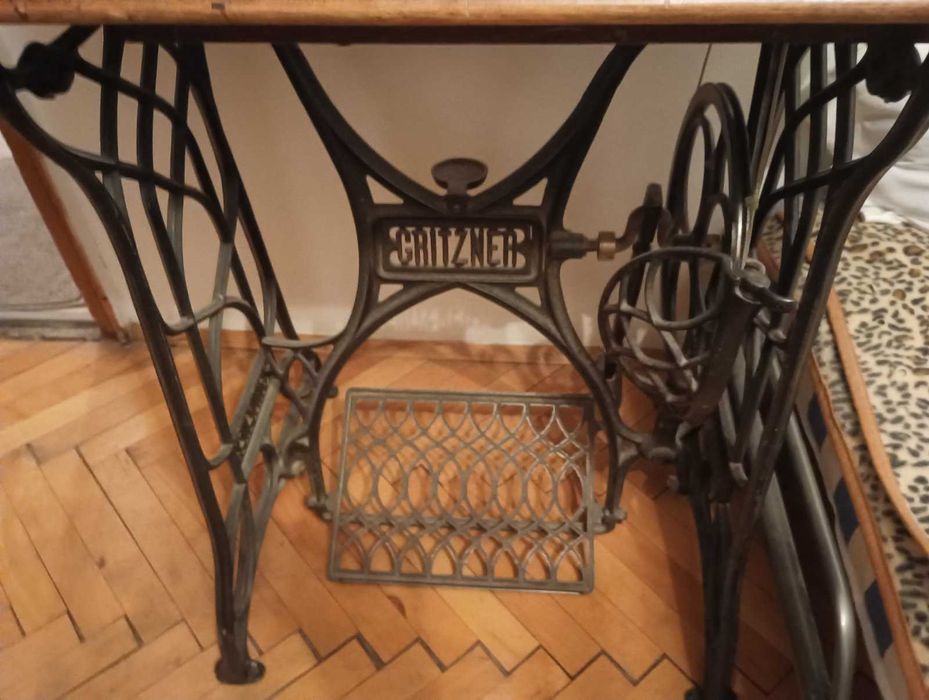 Старинна крачна шевна машина Gritzner "R"