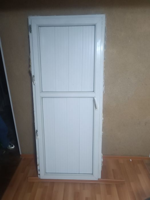 Отдам, дверь и холодильник