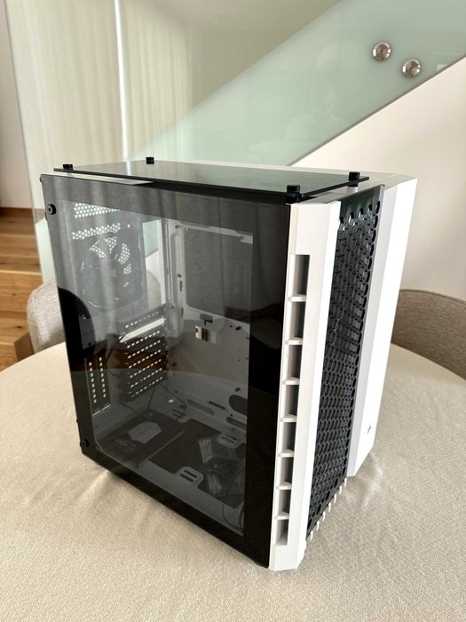 Carcasa Crystal Series 680X RGB + 2 Extra Ventilatoare RGB