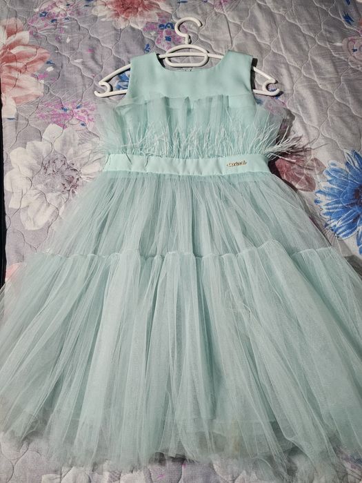 Рокля Контраст с тюл и  пера