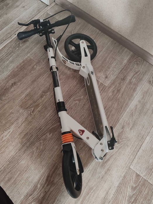 Самокат белый. Складной.