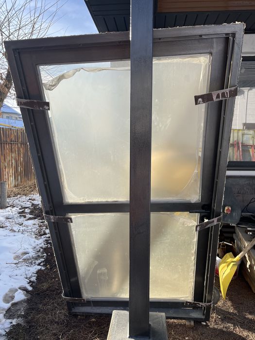 Продам металлическую дверь