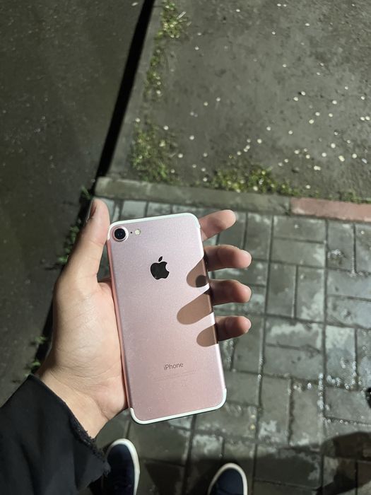 Продам Iphone 7