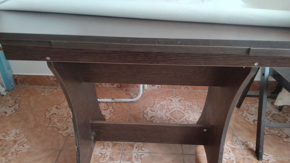 Vând masa cu 3 scaune de bucătărie
