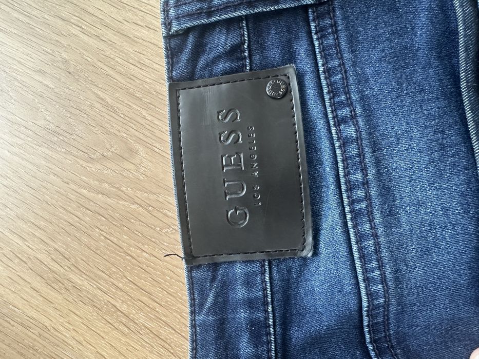 Vand pantaloni scurti Guess, marimea M