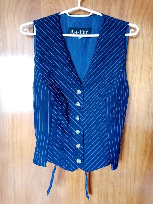 Дамски костюм с дълъг блейзър, елек и панталон