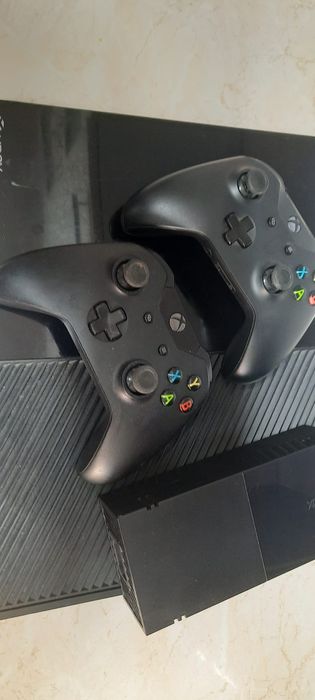 vand xbox one cu 2 manete