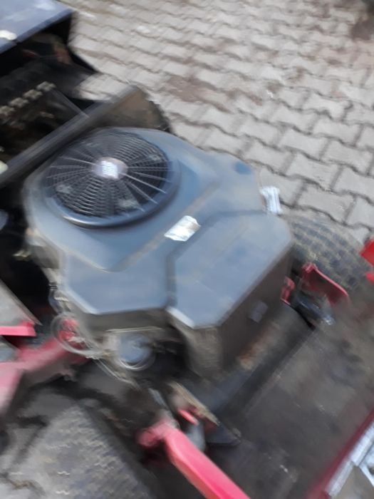 Tractoras tuns iarba Toro