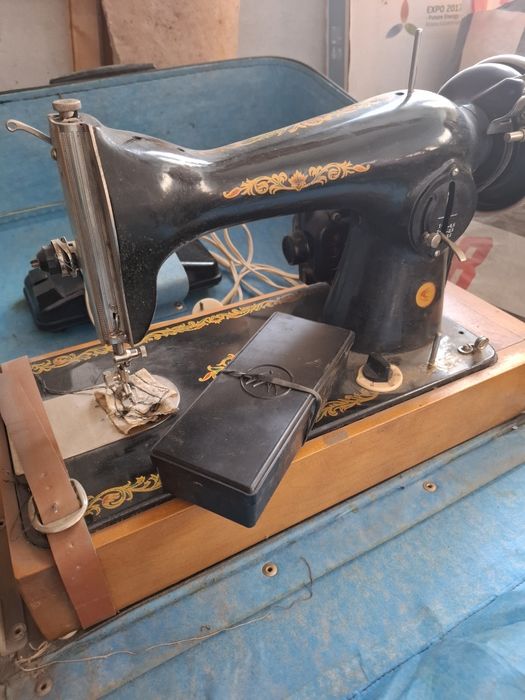 Швейная машинка с электрическим приводом