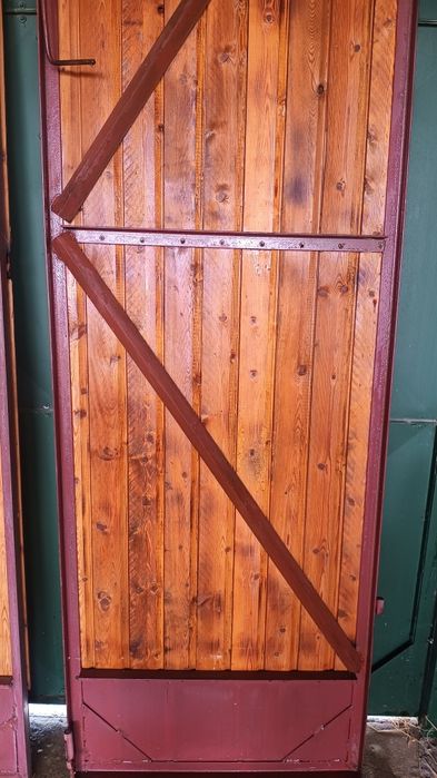 Продавам двукрила плътна врата от винкел, ламарина и чамова ламперия