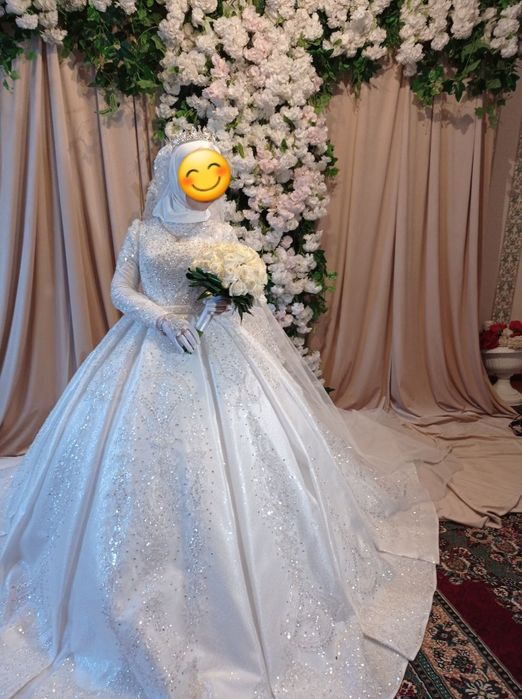 Tibbiy korikdan otayotgan yalangoch erkaklar fotosuratlari