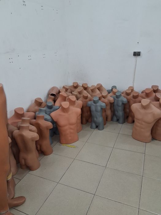 Bust bărbat si copii,picioare barbat si diverse obiecte pt magazin haine