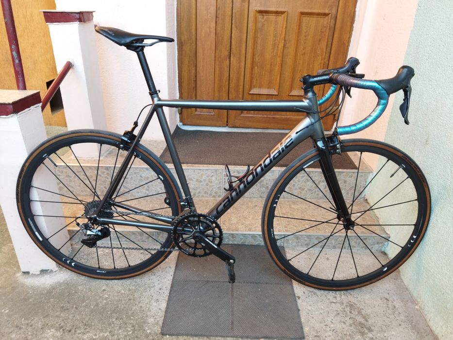 Cursiera carbon Canyon Ultimate Slx și Cannondale Caad 12