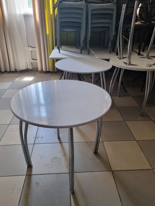 Стол стулья много есть