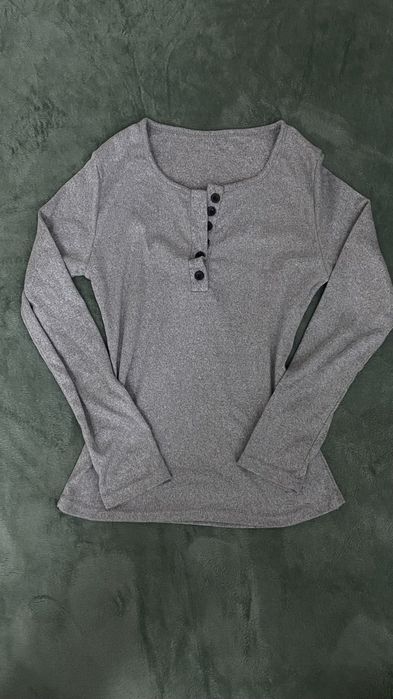 Серый облегающий топ с застёжками