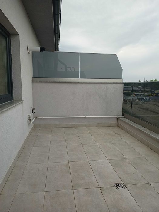 Studio de închiriat, bloc nou, parcare privată