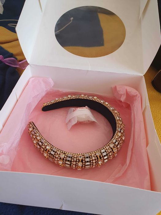 Златиста тиара покрита с кристали