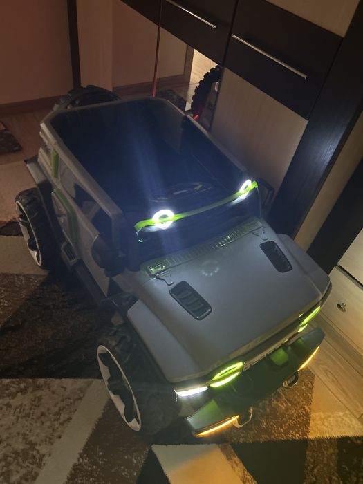 Продам машинку Jeep Wrangler серый