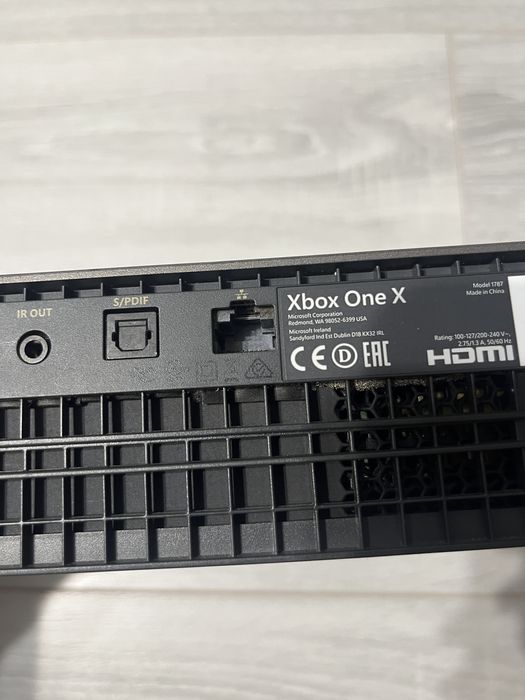 Продавам Xbox One X 1TB