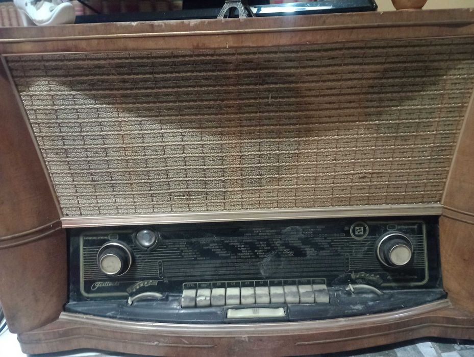 Продавам радио латвийско