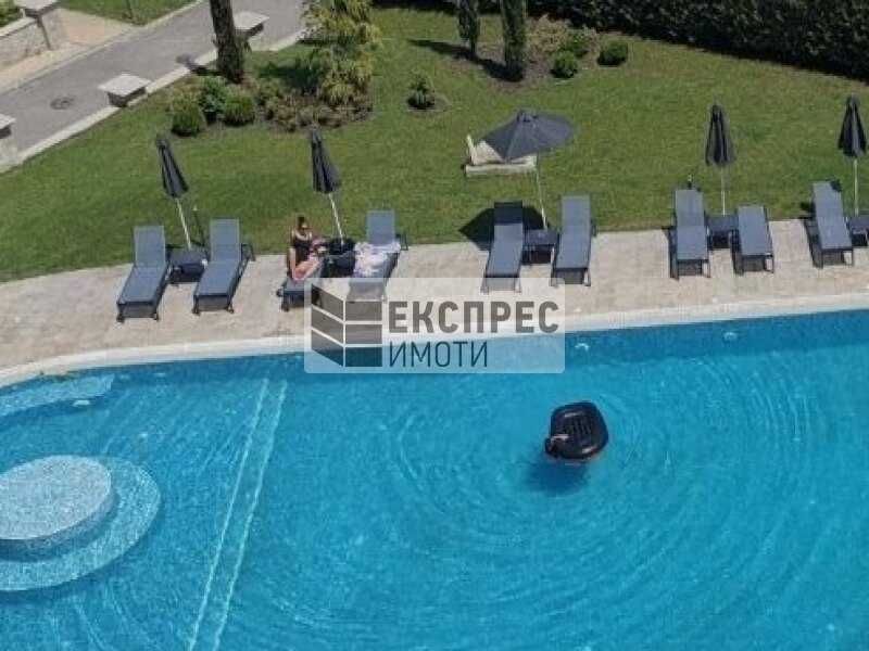 Луксозен апартамент в затворен комплекс с паркомясто