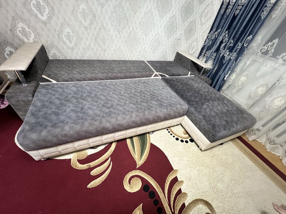 Продам угловой диван очень хорошем  состояний
