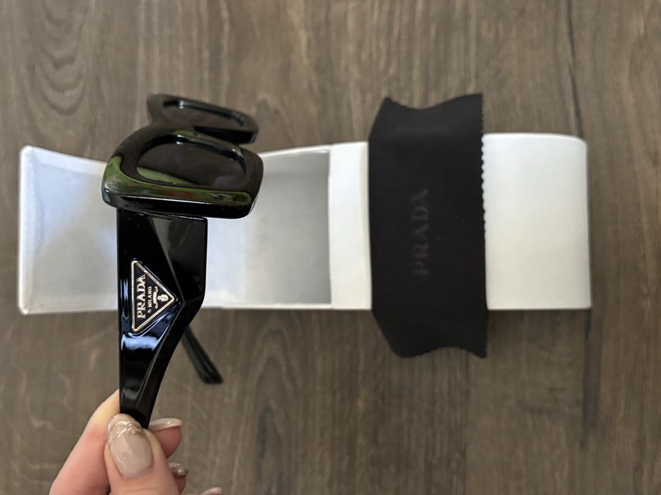 Дамски черни слънчеви очила Prada