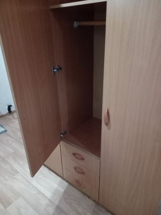 Шкаф платяной в хорошем состоянии