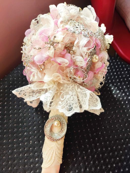 Булченски букет с цветя от плат и брошки