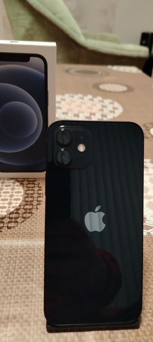Продавам iPhone 12