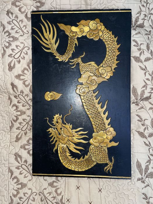 Картина дракона на дереве